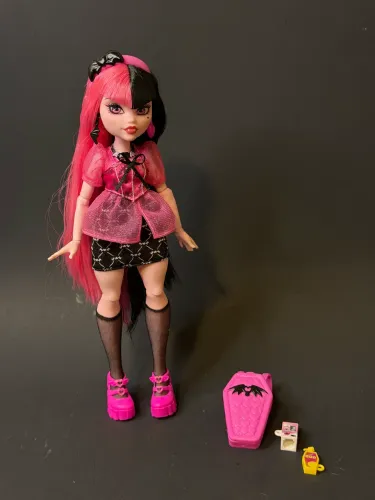 MONSTER HIGH DRACULAURA DAY OUT BUDGET