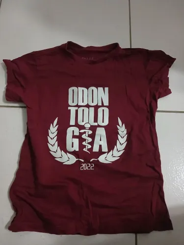 Camiseta Feminina Vermelha de Odontologia