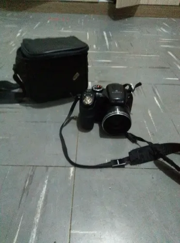 Câmera FUJIFILM S de pilha - usada mas em perfeita qualidade -vem com a bolsa para guardar