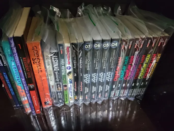 Mangás: JoJo, Assassins Creed, Chainsaw Man e outros. R$25 cada