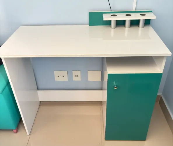 Escrivaninha para Home Office e Estudos com Armário Lateral - Ótimo Estado