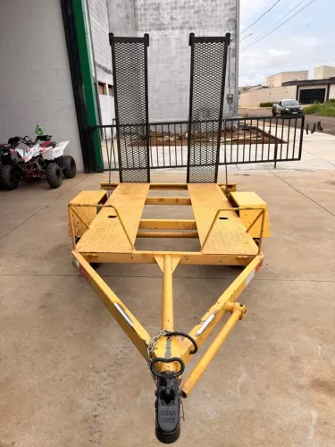 Carretinha com tampa quadriciclo e moto