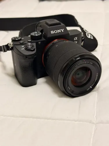 Câmera Sony Alpha 7 III com lente 28-70mm