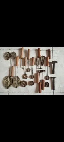 Vendo utensílios para fazer pétalas de flores em bronze.