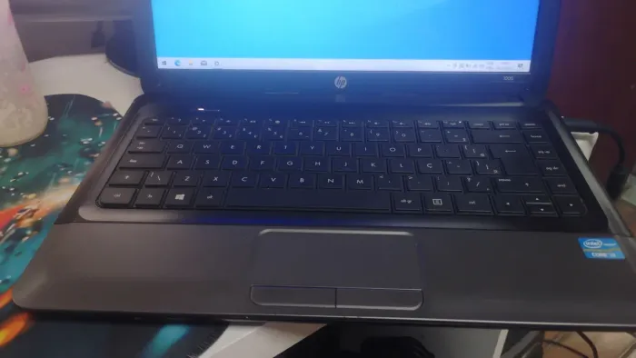 NOTEBOOK i3 HP 1000 8gb HD de 500 + bolsa HP