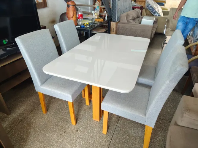 Mesa de Vidro com 4 cadeiras semi nova ((Entrego))