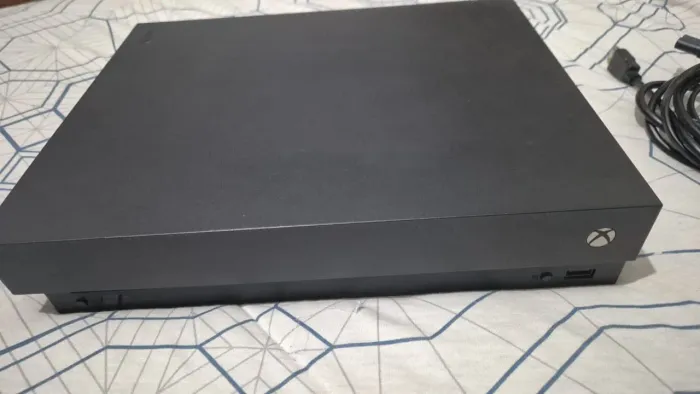 Xbox One X 1TB (modelo internacional) + 1Hd samsung 1tb - sem controle e sem caixa 