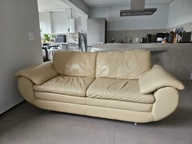 Sofá em couro, 3 lugares, com 2,05 m total de comprimento