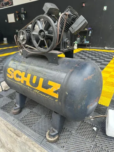 Compressor Schulz 10 Pes, 100L, cabeçote duplo em ?V?, 140 Libras, 220V - Profissional