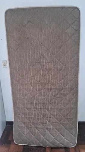 Colchão de solteiro em ótimo estado, muito confortável. 
