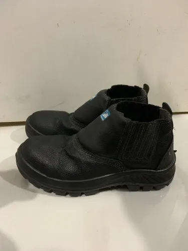 Bota com bico de aço seminova