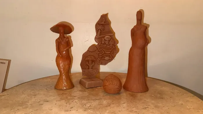 Escultura de cerâmica
