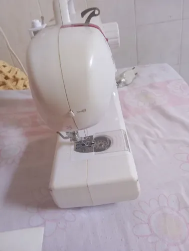 Vendo máquina de costura portátil 500 reais