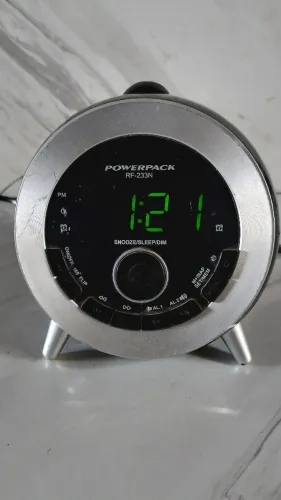 Rádio Relógio / Despertador da Powerpack modelo RF-233N. Com projetor de hora