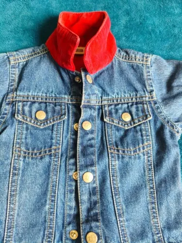 linda jaqueta jeans com detalhe vermelho - 6 a 9 meses
