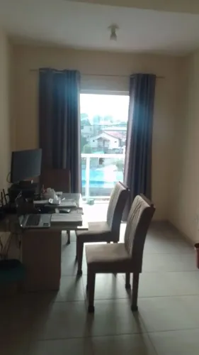 Ótimo apartamento com dois lances de escada
