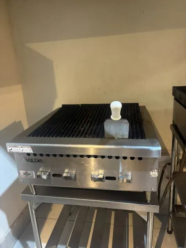 Char Broiler Vulcan a Gás com Suporte Inox - Grelha Industrial Seminova