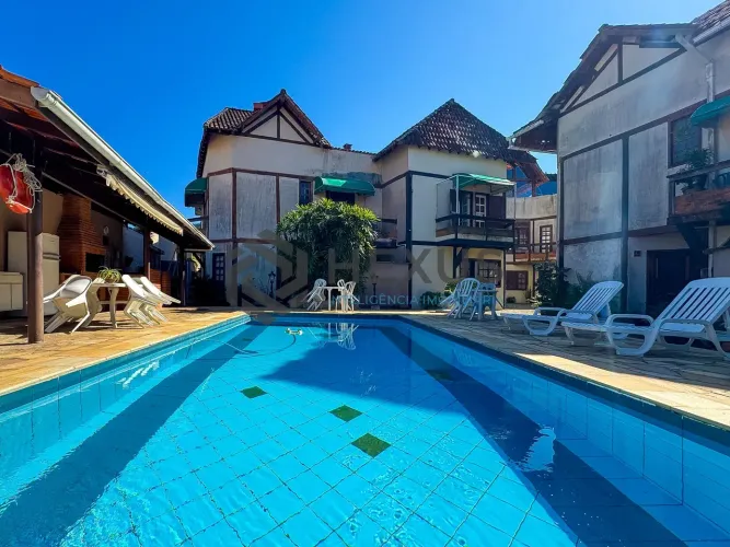 Casa em condominio fechado com varanda e lazer a 1km da praia na Enseada, Guarujá
