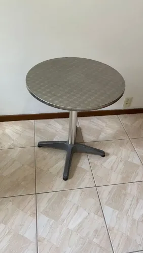 Mesa de aço para sala de jantar ou sacada
