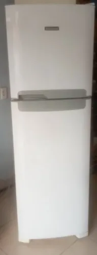 Vendo geladeira Frost Free semi nova com garantia