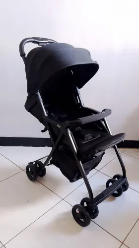 Carrinho de Bebê Chicco Ohlalà 3 - seminovo, leve e completo (com capa de chuva)