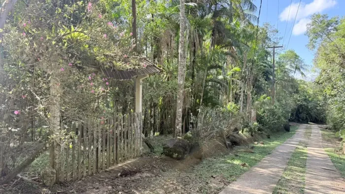 TERRENO EM CONDOMÍNIO FECHADO COM 5.375M2 JÁ LIMPO PRONTO PARA CONSTRUIR POR 175MIL
