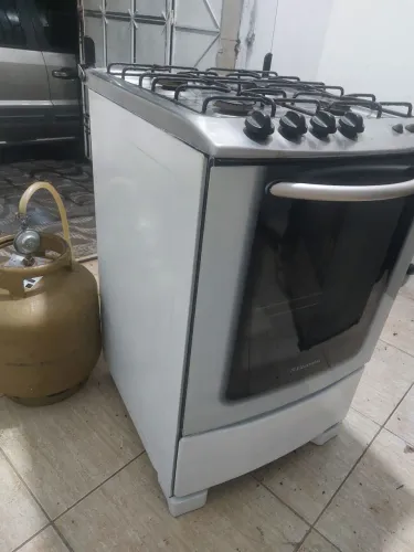 Fogao de 4 bocas funcionando perfeitamente . Forno funcionando e o elétrico também