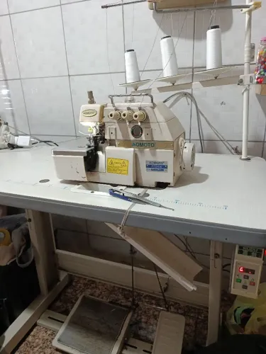 Máquina overloque e ponto cadeia e reta