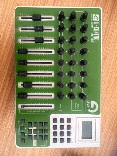 Controlador MIDI Evolution U-Control UC-33 - 9 Faders, 24 Knobs, USB/MIDI