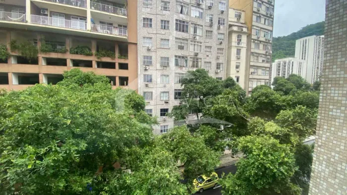 EXCELENTE QUARTO E SALA COM GARAGEM ESCRITURADA EM COPACABANA