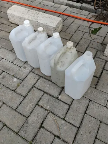 Bambonas plásticas de shampoo em ótimo estado
