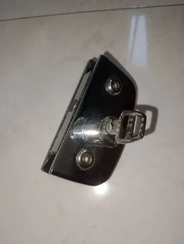 Fechadura para porta de vidro