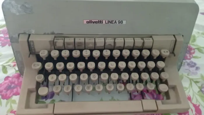 Máquina de datilografia antiga, Olivetti (ideal para colecionador)
