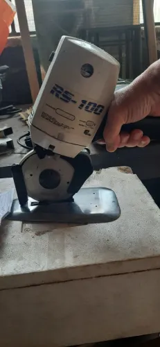 Vendo tesoura elétrica, para tecidos, RS 100. Ótimo estado