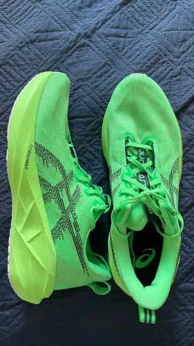 Tênis Asics Seminovos R$550,00.