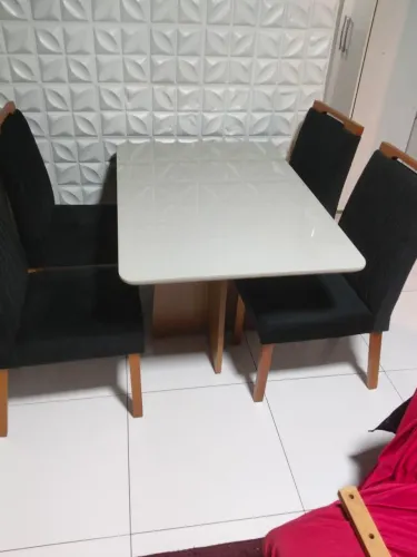 Vendo mesa 4 lugares mesa com tampo de vidro cadeira aveludada