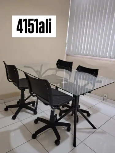 Mesa de vidro retangular com 4 cadeiras de rodinhas