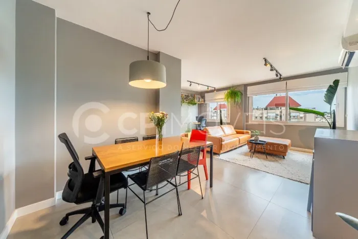 Apartamento com 2 dormitórios e 1 vaga à venda no bairro São Sebastião em Porto Alegre por