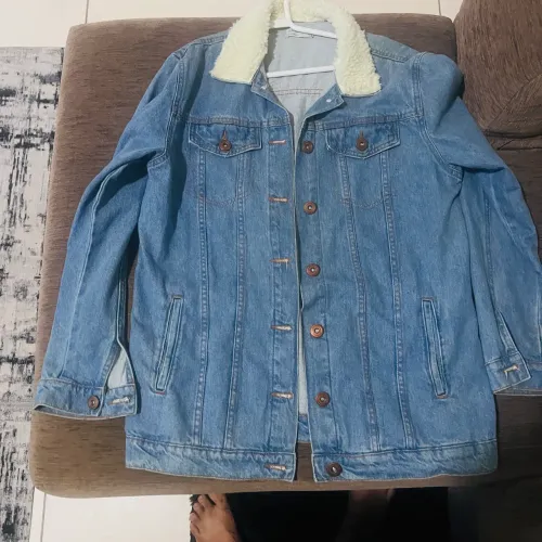 Vende-se jaqueta jeans