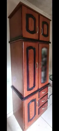 Roupeiro de madeira