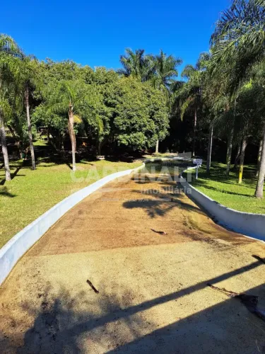 Piscina com cascata e hidro Campo de futebol Pomar