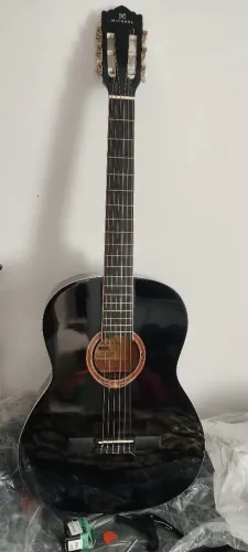 Violão com capa e acessórios.
