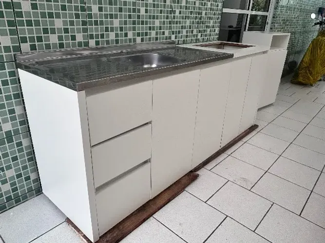 Balcão de cozinha com tampo de alumínio