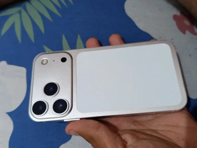 iPhone 11 na carcaça do 17 Perfeito
