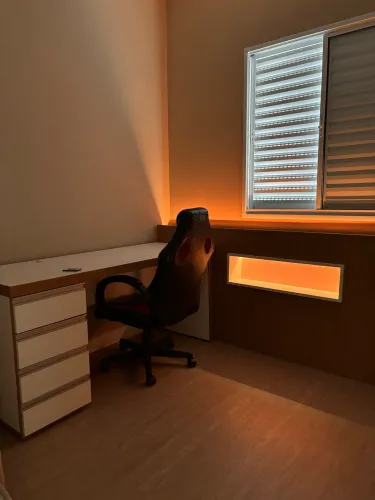 Mesa de escritório com painel Led