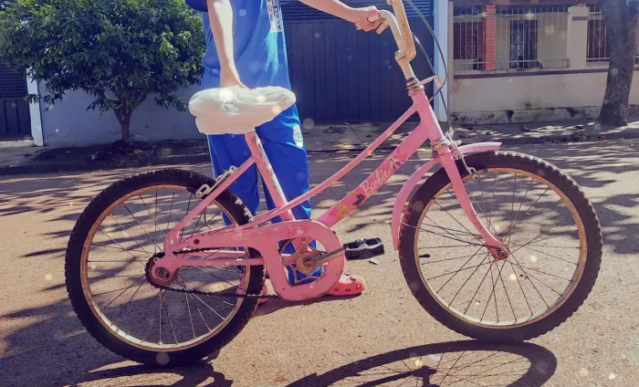 Esta é uma bicicleta infantil Caloi antiga (Aro 20)