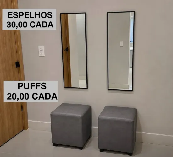 Espelhos e puffs - decoração