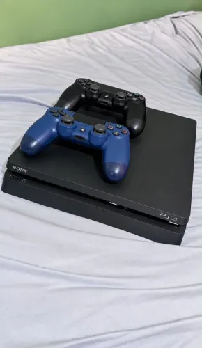 PS4 SLIM 1 TB + 2 CONTROLES
