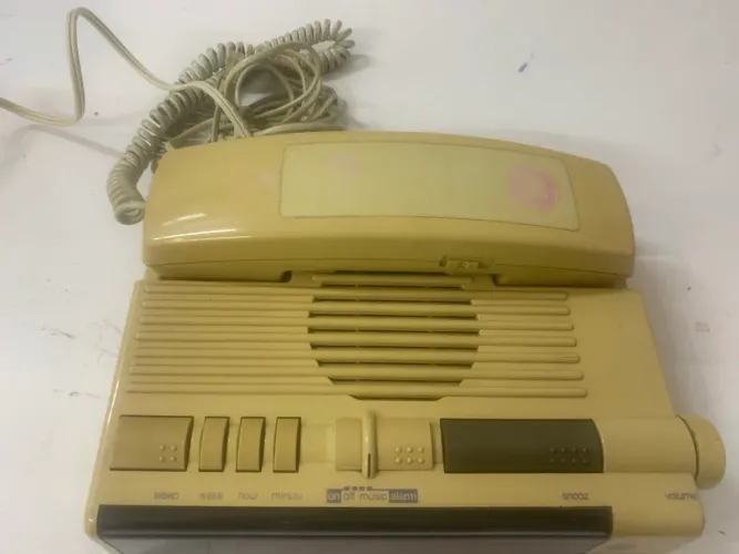 Telefone Rádio Relógio Despertador Vintage da marca GE (General Electric)