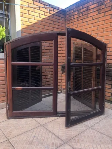 Janela de madeira maciça